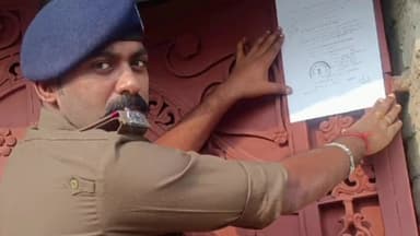 बरौली: बरौली थाना की पुलिस ने विभिन्न कांड में फरार चल रहे 3 आरोपितों के घर चिपकाया इश्तेहार