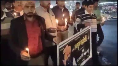धनौरा: गजरौला के इंदिरा चौक पर इकट्ठा हुए राजपूत समाज के लोगों ने निकाला कैंडल मार्च सुखदेव को दी श्रद्धांजलि