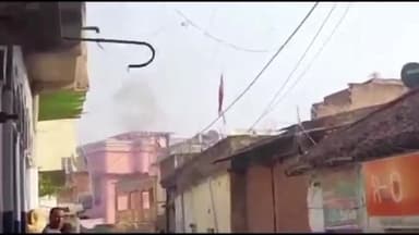 जगदीशपुर: जगदीशपुर नगर के वार्ड नंबर 17 के एक बिजली के पोल पर लगे बॉक्स में लगी अचानक आग