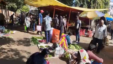 दंतेवाड़ा: जिला प्रशासन की पहल से मार्केट के अंदर लग रही दुकानें