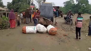 जलालगढ़: जलालगढ़ प्रखंड के दंसार पंचायत अंतर्गत बड़ी नहर पर र्निर्माणाधीन पूल पर सामानों से लदी टैम्पो पलटी।बाल बाल बचे चालक।