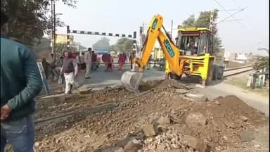धनौरा: फाजलपुर रेलवे फाटक पर मरम्मत कार्य हुआ शुरू, 2 दिन बंद रहेगा रेलवे फाटक व लोगों को हो रही परेशानी