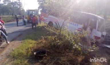 दंतेवाड़ा: बैलाडीला से जगदलपुर की जा रही भारत ट्रेवल्स की बस कुम्हाररास के पास खेत में घुसी, कोई हताहत नहीं
