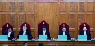 बड़ी खबर धारा 370 बैध बताते चलें कि जम्मू कश्मीर में धारा 370 हटाने को लेकर माननीय उच्चतम न्यायालय में एक याचिका का पड़ी हुई थी जिसकी सुनवाई पांच जजों की बेंच कर रही थी सनी में पाया गया कि राष्ट्रपति का आदेश वैध है और धारा 370 हटाना सही