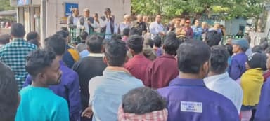 चास: ट्रेड यूनियन संयुक्त मोर्चा के घटक दलों ने किया सेक्टर 4 स्थित बोकारो जेनरल अस्पताल के मुख्य गेट पर सभा