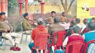 सिधाव: वाल्मीकीनगर थाना परिसर में थानाध्यक्ष लोगों की समस्याओं से हुए रूबरू