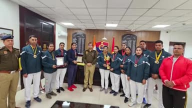 करनाल: सेक्टर-12 में पुलिस अधीक्षक ने 44वें हरियाणा पुलिस गेम्स में मैडल प्राप्त करने वाले पुलिसकर्मियों को दिए प्रशंसा पत्र