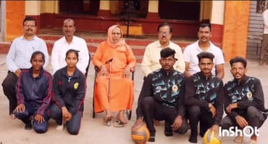 ಮುಂಡರಗಿ: ಪಟ್ಟಣದ ಕ.ರಾ.ಬೆಲ್ಲದ ಕಾಲೇಜಿನ ವಾಲಿಬಾಲ್ ಕ್ರೀಡಾಪಟುಗಳಿಗೆ ಡಾ. ಅನ್ನದಾನೀಶ್ವರ ಸ್ವಾಮೀಜಿಗಳಿಂದ ಸನ್ಮಾನ