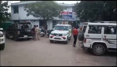 पिछोर: पिछोर पुलिस ने कच्ची शराब के साथ एक युवक को पकड़ा