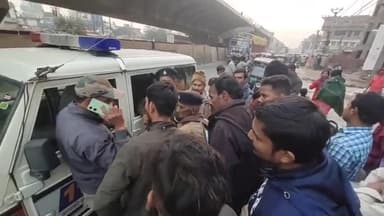 गोपालगंज: बंजारी मोड़ के पास बस के किराया के विवाद को लेकर खलासी और यात्री आपस में उलझे,मौके पर पहुंची डायल 112 की पुलिस