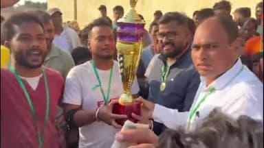 भगत सिंह मेमोरियल क्रिकेट टूर्नामेंट जैसिवबिगहा हुआ संपन्न, कन्हैयागंज ने मानिकपुर को हरा कप पर जमाया कब्जा।