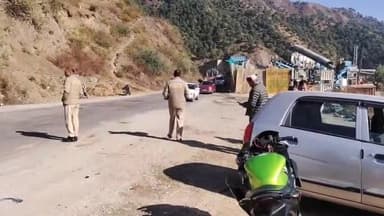 शिमला ग्रामीण: ग्रामीण शिमला के कैथलीघाट के पास एक मोटरसाइकिल ने कार को मारी टक्कर; मोटरसाइकिल सवार दो व्यक्ति हुए घायल