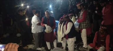 शाहगंज: पिलकिच्छा गांव में घाट पर संजय निषाद ने नदी में छोड़े मछली के बच्चे