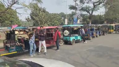 करनाल: सेक्टर-12 में ई-रिक्शा वालों ने लगाया सड़क पर जाम, बार-बार सड़क पर प्रदर्शन करते रहे प्रदर्शनकारी व पुलिस ने हटाया