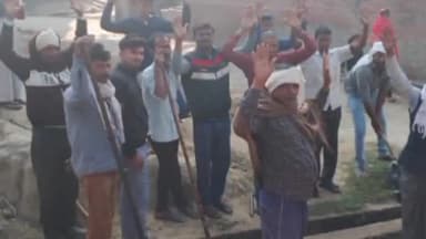 शाहजहांपुर: ब्लाक मदनापुर के क्षेत्र गांव मझोला में सफाई कर्मी के ना आने से ग्रामीणों में आक्रोश स्वयं सफाई करने को मजबूर