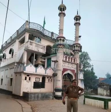 गोरखपुर: धार्मिक स्थल पर मानक के विपरीत लगे हुए लाउडस्पीकर के खिलाफ जिले में पुलिस ने चलाया अभियान, 6 लाउडस्पीकर उतरवाया