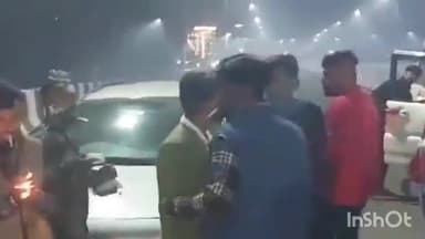 लखीमपुर: नेशनल हाईवे 730 के फ्लाईओवर पर युवकों ने बीच सड़क पर गाड़ी के बोनट पर केक काटकर मनाया बर्थडे, वीडियो वायरल
