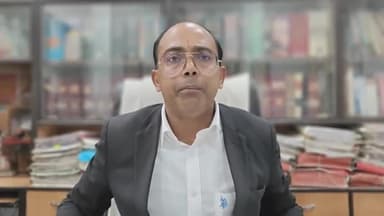 धनौरा: गजरौला के मौहल्ला शुक्लपुरी डॉ रवींद्र शुक्ला ने की प्रेस वार्ता कांग्रेस सांसद धीरज साहू पर संधा निशान