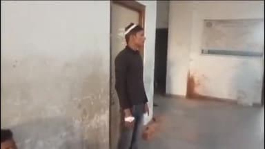 बेतिया: नौरंगाबाग के समीप युवक पर अपराधियों ने किया हमला, GMCH में कराया गया भर्ती