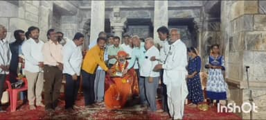 ಮುಂಡರಗಿ: ಪಟ್ಟಣದ ತೋಂಟದಾರ್ಯ ಮಠದಲ್ಲಿ ಕಸಾಪ ವತಿಯಿಂದ ನಿಜಗುಣಾನಂದ ಸ್ವಾಮೀಜಿಗೆ ಸನ್ಮಾನ