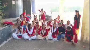 रायसेन: दशहरा मैदान स्थित शासकीय गर्ल्स कॉलेज की छात्राओं ने प्राचार्य पर कार्रवाई की मांग को लेकर कॉलेज के बाहर किया प्रदर्शन