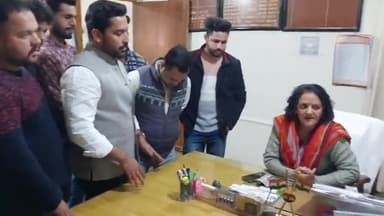 रामपुर: डिग्री कॉलेज की प्रिंसिपल डॉक्टर दीपा अग्रवाल से छात्रों ने मुलाकात कर कहां की 2013 से डिग्रियां नहीं मिली हमें डिग्रिया