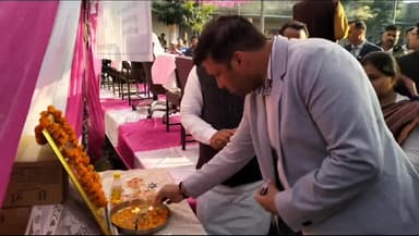 रामपुर: शहर विधायक  और डीएम ने विकास खण्ड चमरौआ के अन्तर्गत ग्राम पंचायत नौगवां में विकसित भारत संकल्प यात्रा का दीप प्रज्जवलित