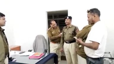 जयसिंहनगर: सीधी थाने में पदस्थ आरक्षक की हुई पदौन्नति, थाने परिसर पर टीआई एवं एसआई ने लगाया फीता