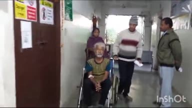 होशंगाबाद नगर: जिला अस्पताल में परिजन खुद अपने मरीज को व्हीलचेयर पर ले जा रहे, अस्पताल प्रबंधन नहीं दे रहा ध्यान