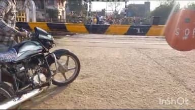 होशंगाबाद नगर: ईदगाह के पास रेलवे फाटक बंद होने के बाद भी लोग जान जोखिम में डालकर कर रहे पटरी पर वीडियो हुआ वायरल