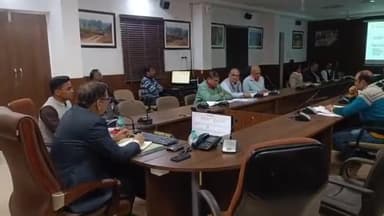 पन्ना: कलेक्ट्रेट मे कलेक्टर ने की निर्माण विभागों के कार्यों की समीक्षा समयावधि मे कार्य पूर्ण करने के दिए निर्देश।