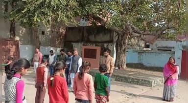 सवायजपुर: सड़क दुर्घटना में दो शिक्षकों के निधन से दुखी शिक्षकों ने पाली के उच्च प्राथमिक विद्यालय में की शोक सभा