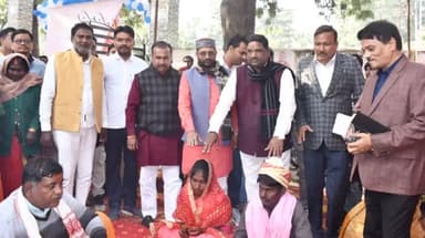 बलरामपुर समाचार मुख्यमंत्री सामूहिक विवाह समारोह संपन्न सदर विधायक पलटू राम ने बर्बधूको दिया आशीर्वाद बताते चलें कि सदर विकासखंड के परिसर में आज दिनांक 12 दिसंबर 2023 को विवाह समारोह संपन्न हुआ जिसकी अध्यक्षता जिला पंचायत अध्यक्ष आरती तिवार