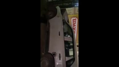 गाज़ियाबाद: शालीमार गार्डन 80 फुटा रोड पर तेज रफ्तार गाड़ी अनियंत्रित होकर घर में जा घुसी, घर की दीवारों में आई तारेड