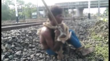 रतलाम नगर: सैलाना ओवर ब्रिज के नीचे एक व्यक्ति को रस्सी से बांधकर रखा गया, मौके पर पहुंची जीआरपी पुलिस