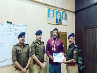 हरदोई: पुलिस कार्यालय में SP ने खेलों में अच्छा प्रदर्शन करने पर एक निरीक्षक व एक मुख्य आरक्षी को ₹15-15 हजार देकर किया सम्मान