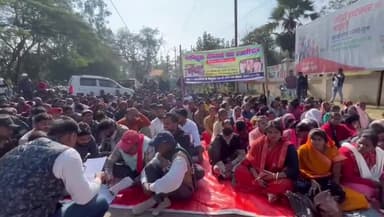 हज़ारीबाग: होमगार्ड अभ्यर्थियों ने हज़ारीबाग समाहरणालय भवन के समक्ष दिया एक दिवसीय धरना