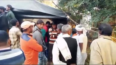 करछना: बीकर गांव में आर्थिक तंगी से परेशान एक मजदूर ने घर के अंदर लगाई फांसी, पुलिस ने पोस्टमॉर्टम के लिए भेजा शव