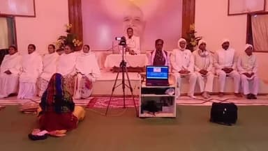 नरसिंहपुर: अंतर्राष्ट्रीय संस्थान प्रजापिता ब्रह्माकुमारी ईश्वरीय विश्वविद्यालय में विश्व कल्याण के लिए कराया क्रिएटिव मेडिटेशन