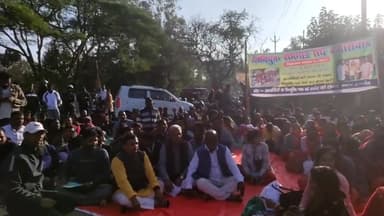 हज़ारीबाग: समाहरणालय परिसर के बाहर होमगार्ड अभ्यर्थियों ने दिया धरना, नियुक्ति नहीं होने पर जताई नाराजगी