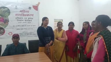 करछना: चाका ब्लॉक के महिला सभागार में महिला सशक्तिकरण के तहत महिलाओं को दिया जा रहा मूंज क्राफ्ट का प्रशिक्षण