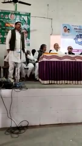 डुमरांव नगर भवन  में कर्पूरी संवाद में अपनी बात रखते हुए जदयू नेता रवि राज।