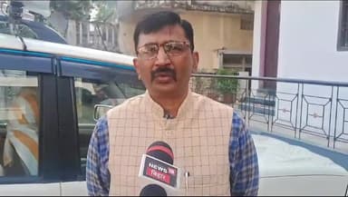 गोपालगंज: बलथरी चेक पोस्ट से कंटेनर से उलेन कपड़ा के बीच छिपाकर रखी 373 कार्टून शराब के साथ दो लोग गिरफ्तार: उत्पाद अधीक्षक