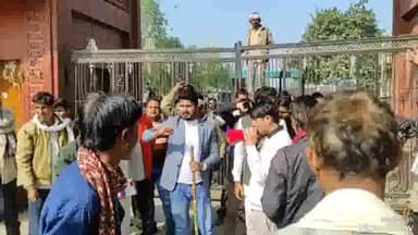 बारां: शहर की कृषि उपज मंडी से किसान का ट्रैक्टर हुआ चोरी, आक्रोशित किसानों ने मंडी गेट पर ताला लगाकर किया प्रदर्शन