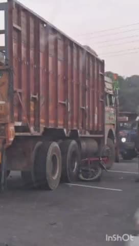 टूंडला: फिरोजाबाद से आगरा जा रहा बाइक सवार युवक FH मेडिकल कॉलेज के सामने ट्रक के नीचे आया, गंभीर रूप से घायल