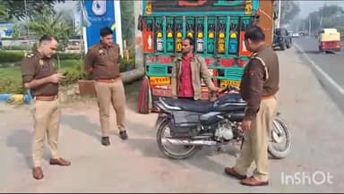 टूंडला: पचोखरा में पुलिस ने नो हेलमेट नो पेट्रोल अभियान के तहत यातायात नियमों की अनदेखी करने वाले वाहन स्वामियों के किए चालान