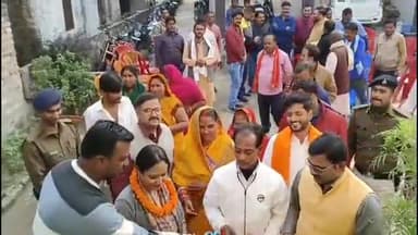 बेतिया: नगर निगम के वार्ड नंबर 36 के पार्षद द्वारा अपने खर्च पर बनवाए गए वार्ड कार्यालय का महापौर ने किया उद्घाटन।