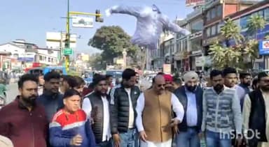 देहरादून: संसद में हुई घटना को लेकर युवा कांग्रेस ने एशले हॉल पर फूंका सरकार का पुतला, भाजपा मुर्दाबाद के लगाए नारे