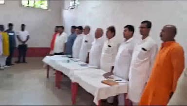 जलालगढ़: जलालगढ़ स्टेशन सलाहकार समिति के सदस्य विनोद कुमार मंडल को बनाए जाने पर भाजपा कार्यकर्ताओं ने दी बधाई।