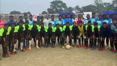 गिरिडीह: मुख्यमंत्री फुटबॉल प्रतियोगिता के दूसरे दिन की शुरुआत गिरिडीह स्टेडियम में क्वार्टर फाइनल मैच से की गई।